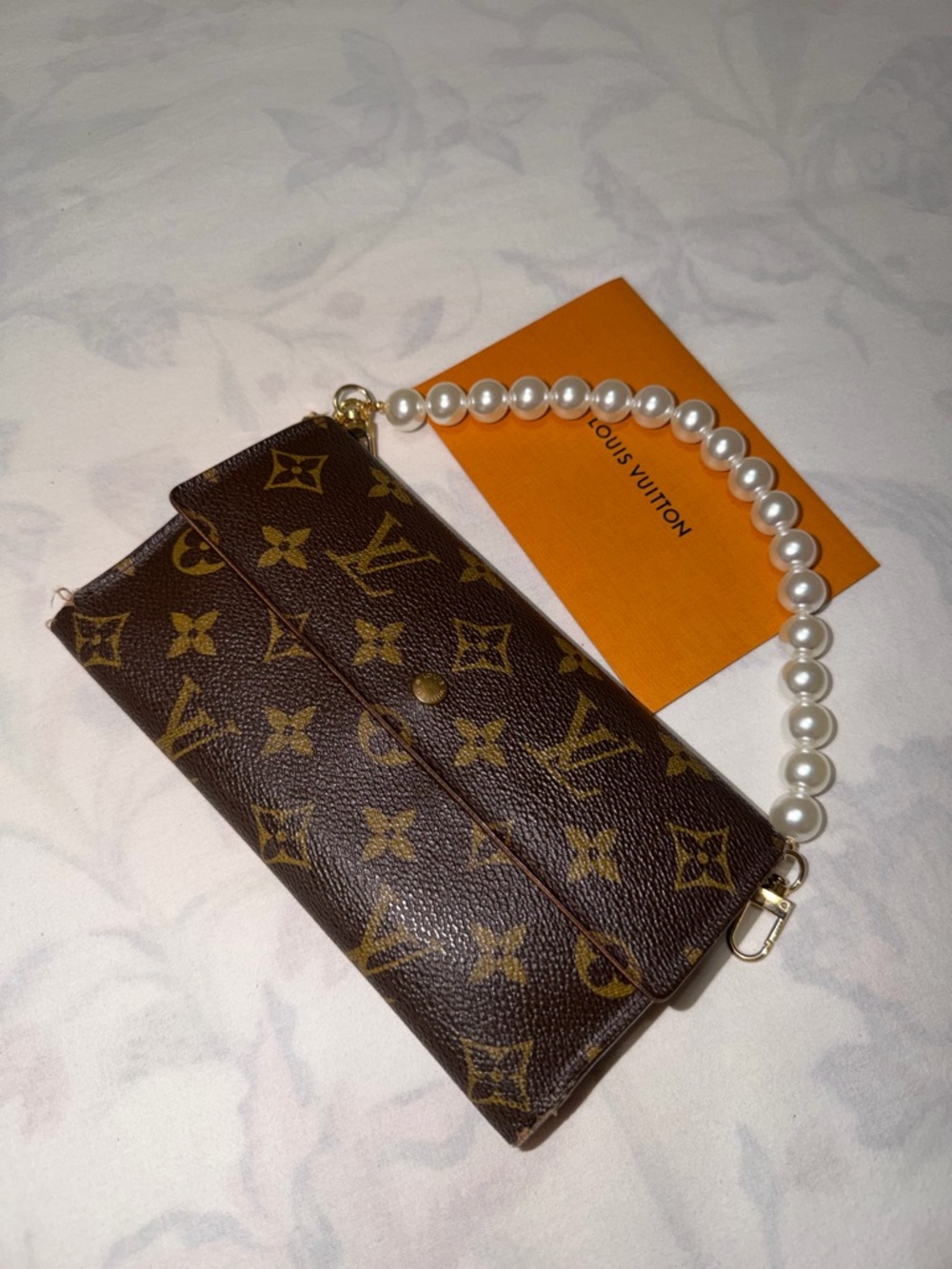 LOUIS VUITTON INTERNATIONAL WALLET